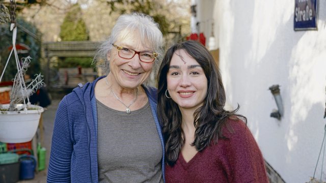 Für beide Parteien ein Gewinn: Die Doktorandin Kardelen Gökçedağ wohnt in Leipzig bei der Rentnerin Dorothea Stier.