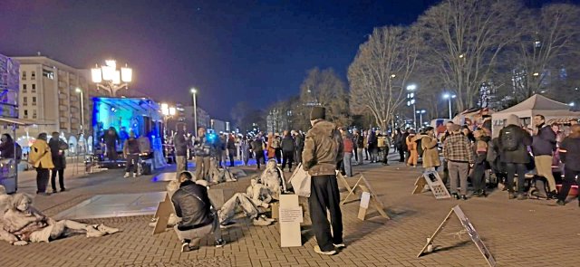 Bis zu 300 Menschen kamen im Laufe der Mahnwache vorbei. Bei Temperaturen nahe dem Gefrierpunkt blieben aber nur einzelne über Nacht.