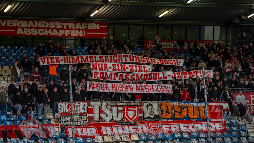 Zahlreiche Fanszenen wie hier von den Sportfreunden Siegen fordern im Westen ebenfalls: „Vier Himmelsrichtungen, doch nur ein Ziel - Kompassmodell jetzt!“