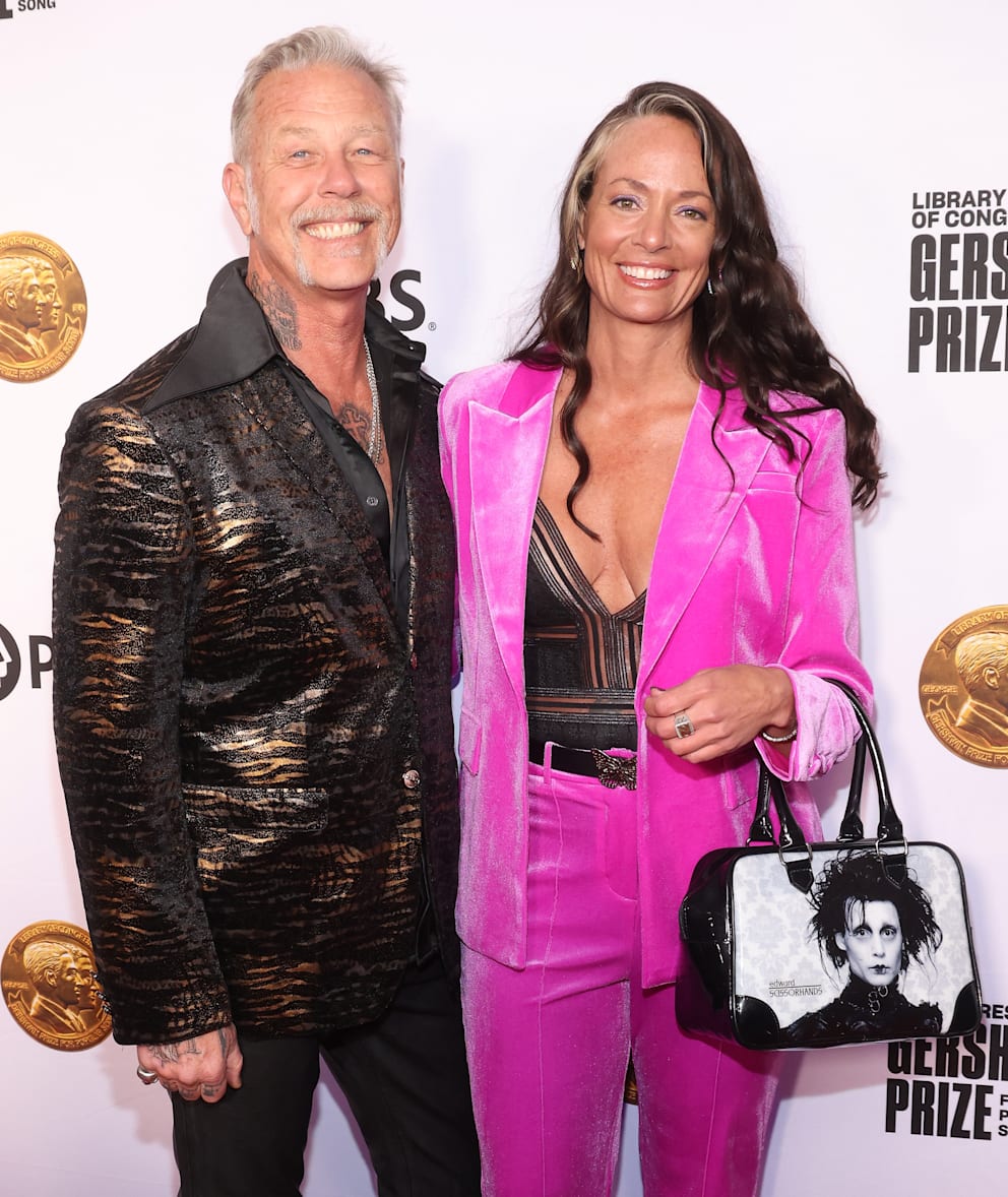 Dieses breite Grinsen zeugt von Liebesglück: James Hetfield mit seiner Verlobten Adriana Gillett bei einem gemeinsamen Auftritt im März 2024