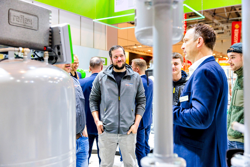 Bild 3 Fachsimpeln und Erfahrungsaustausch – Hydraulik bietet stets Gesprächsstoff.