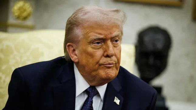 Geleitschutz für Tanker: Iran-Krieg: Trump ordnet Risiko-Versicherung und US-Marine-Eskorte für Tanker an