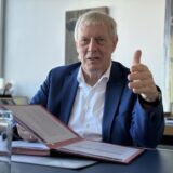 Jörg Stüdemann erklärt etwas.