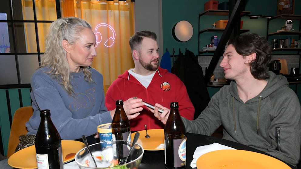 Maren (Eva Mona Rodekirchen, 49) und Jonas (Felix van Deventer, M.) freuen sich, dass Mats (Béla Kampschulte) immer mehr Vertrauen fasst