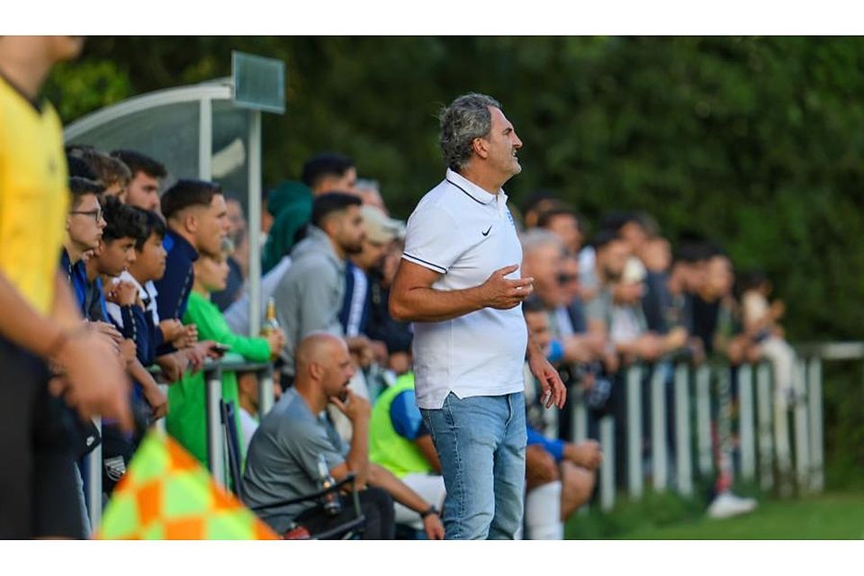 Grund zum Hadern: Trainer Naser Selmanaj steckte mit dem SV Münster eine 1:8-Niederlage in der Fußball-Gruppenliga beim VfB Ginsheim ein.	Foto: Guido Schiek