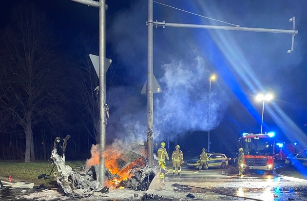 FW Hannover: Brennender PKW nach Verkehrsunfall
