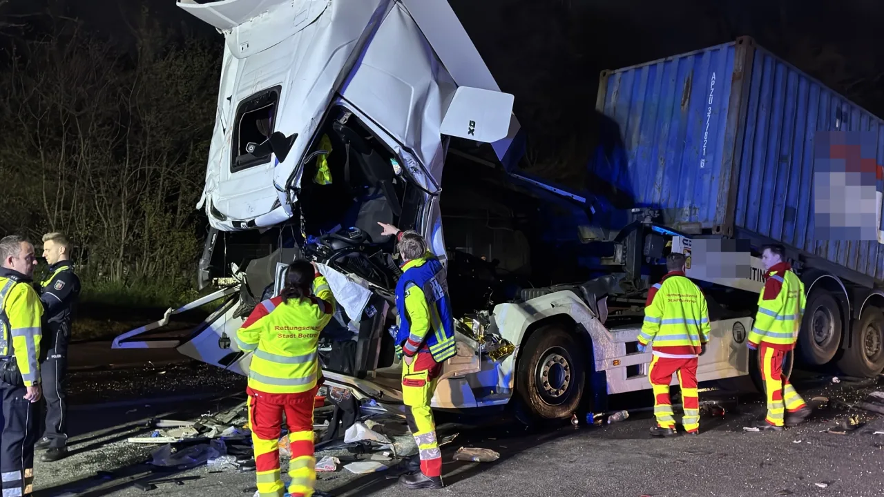 Unfall auf A2 bei Oberhausen: Feuerwehr schneidet Fahrer aus Lkw | Regional
