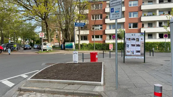 Eine ehemals versiegelte Straßenecke in Hamburg-Lokstedt ist "abgepflastert". | NDR, Karsten Sekund Eine ehemals versiegelte Straßenecke in Hamburg-Lokstedt ist "abgepflastert".