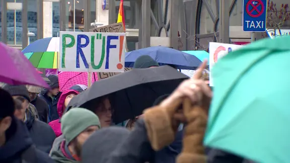 "Prüf!" steht auf einem Schild bei einer Demo für ein AfD-Prüfverfahren. | HannoverReporter "Prüf!" steht auf einem Schild bei einer Demo für ein AfD-Prüfverfahren.