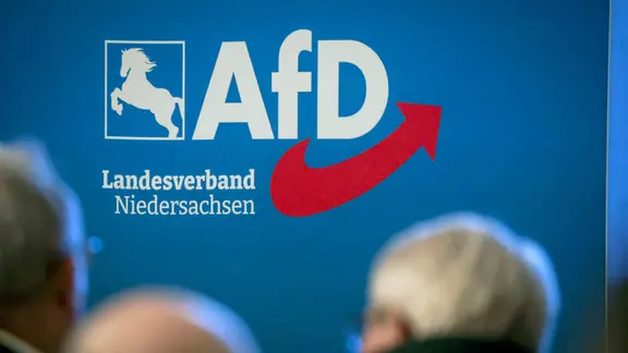 Bei einer Veranstaltung ist das Logo des niedersächsischen AfD-Landesverbandes zu sehen. | picture alliance/dpa/Focke Strangmann Bei einer Veranstaltung ist das Logo des niedersächsischen AfD-Landesverbandes zu sehen.