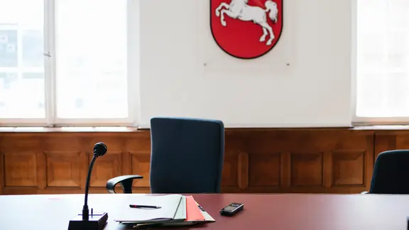 Der Richtertisch in einem Gerichtssaal des Amtsgericht Hannover. | NDR, Julius Matuschik Der Richtertisch in einem Gerichtssaal des Amtsgericht Hannover.