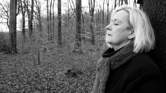 Doris Haas-Arndts Mann starb vor neun Jahren an Krebs. | Bert Strebe Eine Frau schaut nach oben und hat die Augen geschlossen und steht im Wald.