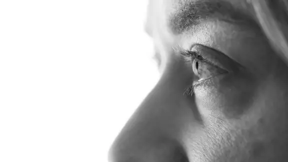 Danella Fatkic mit ihrem Sohn Sinan. | Bert Strebe Eine Nahaufnahme von einem weiblichen Gesicht, auf der Augen und Nase zu sehen sind.