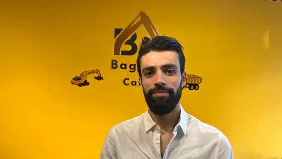 Simyo Othmann hat das erste Bagger-Café eröffnet. | NDR, Larissa Mass In Hannover hat das erste Baggercafé eröffnet.