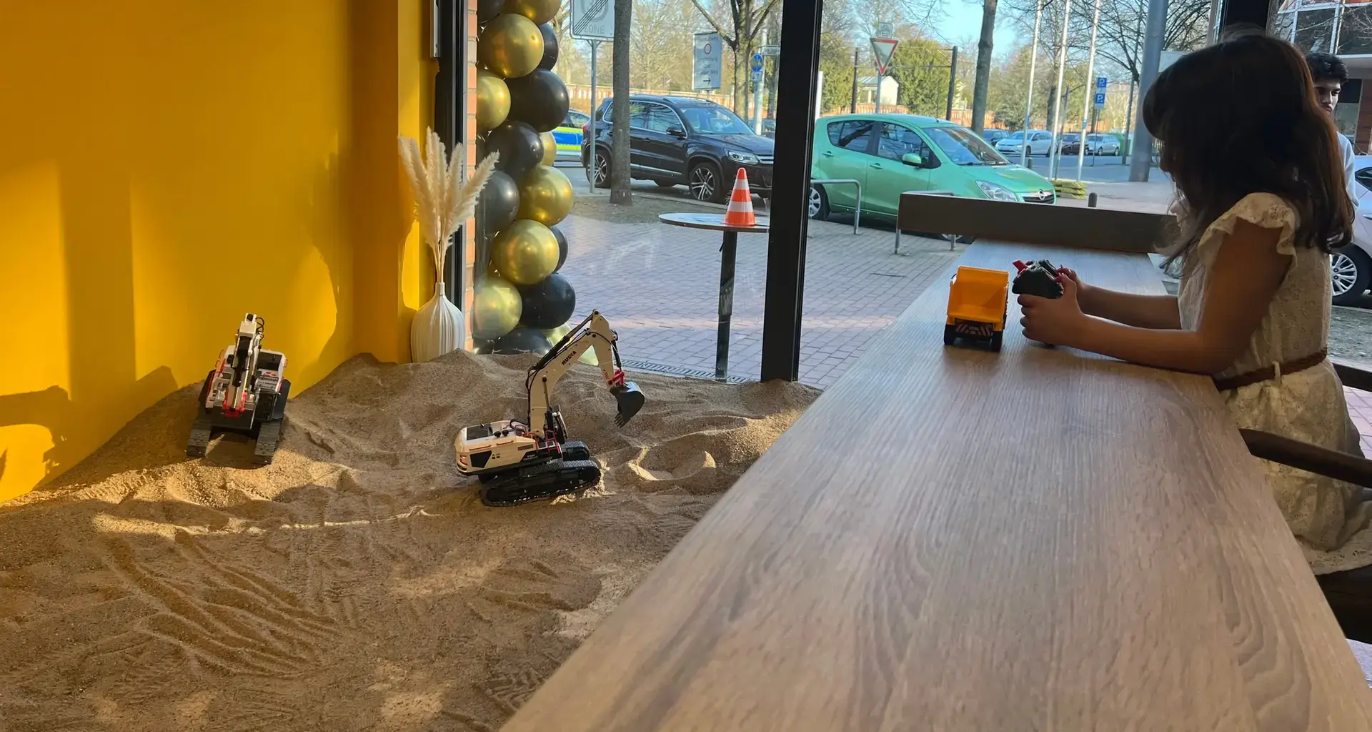 Kaffee trifft Bau: Erstes Bagger-Café eröffnet in Hannover