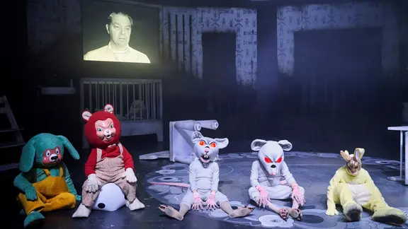 Die Darsteller sind zeitweise als gar nicht niedliche Comicfiguren verkleidet. | Thalia Theater, Katrin Ribbe Gruselige Stofftiere auf einer Bühne schauen in die Kamera.