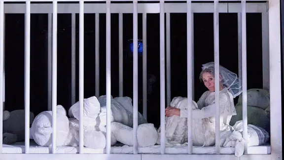 Die 83-jährige Schauspielerin Barbara Nüsse spielt das Kind im Laufgitter. | Thalia Theater, Katrin Ribbe Die Schauspielerin Barbara Nüsse in einem Laufgitter.