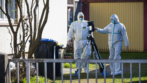 Mitarbeiter der Spurensicherung der Polizei arbeiten vor einem Einfamilienhaus | Moritz Frankenberg, dpa Mitarbeiter der Spurensicherung der Polizei arbeiten vor einem Einfamilienhaus