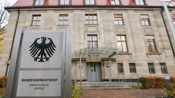 Auf einem grauen Schild vor einem Gebäude steht Bundesgerichtshof Dienststelle Leipzig. Neukauf am 28.11.2024