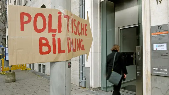 Ein Pappschild mit der Aufschrift "Politische Bildung" vor der Landeszentrale in Hannover. 