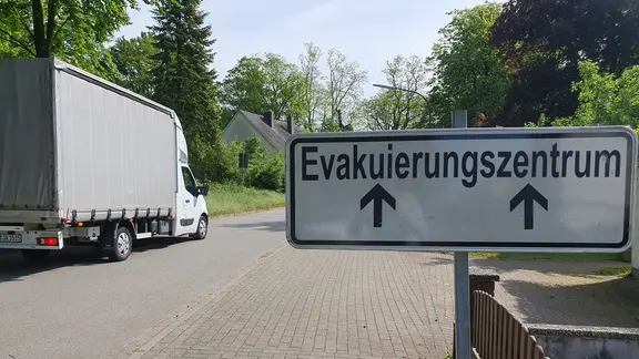 Auf einem verkehrsschild steht Evakuierungszentrum | NDR, Susanne Schäfer Auf einem verkehrsschild steht Evakuierungszentrum