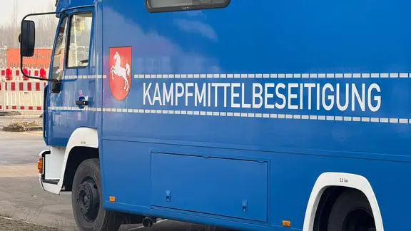 Lkw der "Kampfmittelbeseitigung". Geplante Bombenräumung am 8. Februar abgesagt. | NDR, Daniel Sprehe Lkw der "Kampfmittelbeseitigung". Geplante Bombenräumung am 8. Februar abgesagt.