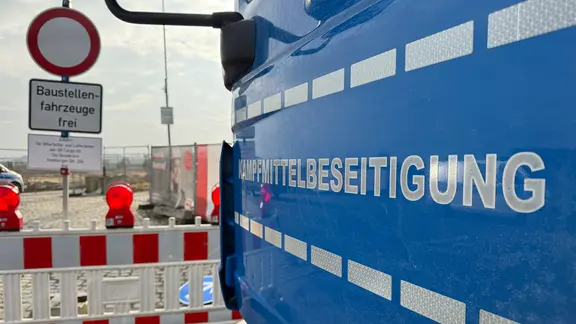 vorderer Teil eines großen Fahrzeugs mit der Aufschrift "Kampfmittelbeseitigung" | NDR, Daniel Sprehe vorderer Teil eines großen Fahrzeugs mit der Aufschrift "Kampfmittelbeseitigung"