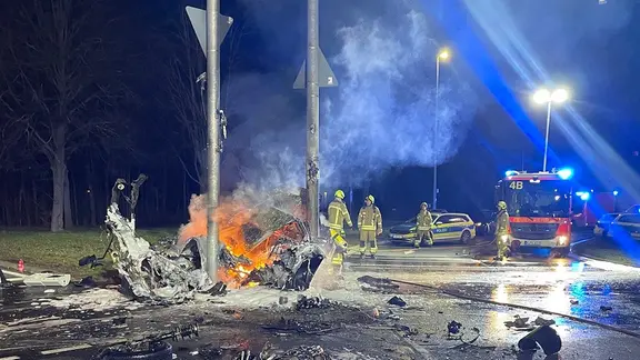 Etwa 50 Einsatzkräfte der Feuerwehr Hannover waren im Einsatz. | Feuerwehr Hannover Brennende Autos in Hannover, die nach einem Unfall gelöscht wurden
