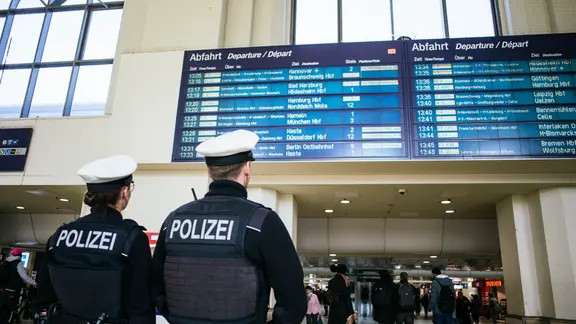 Die Bundespolizei nahm den mutmaßlichen Angreifer im Hauptbahnhof fest und ermittelt wegen des Verdachts des versuchten Totschlags. (Themenbild) | NDR, Julius Matuschik Zwei Einsatzkräfte der Bundespolizei schauen auf die Anzeigetafel am Hauptbahnhof in Hannover.