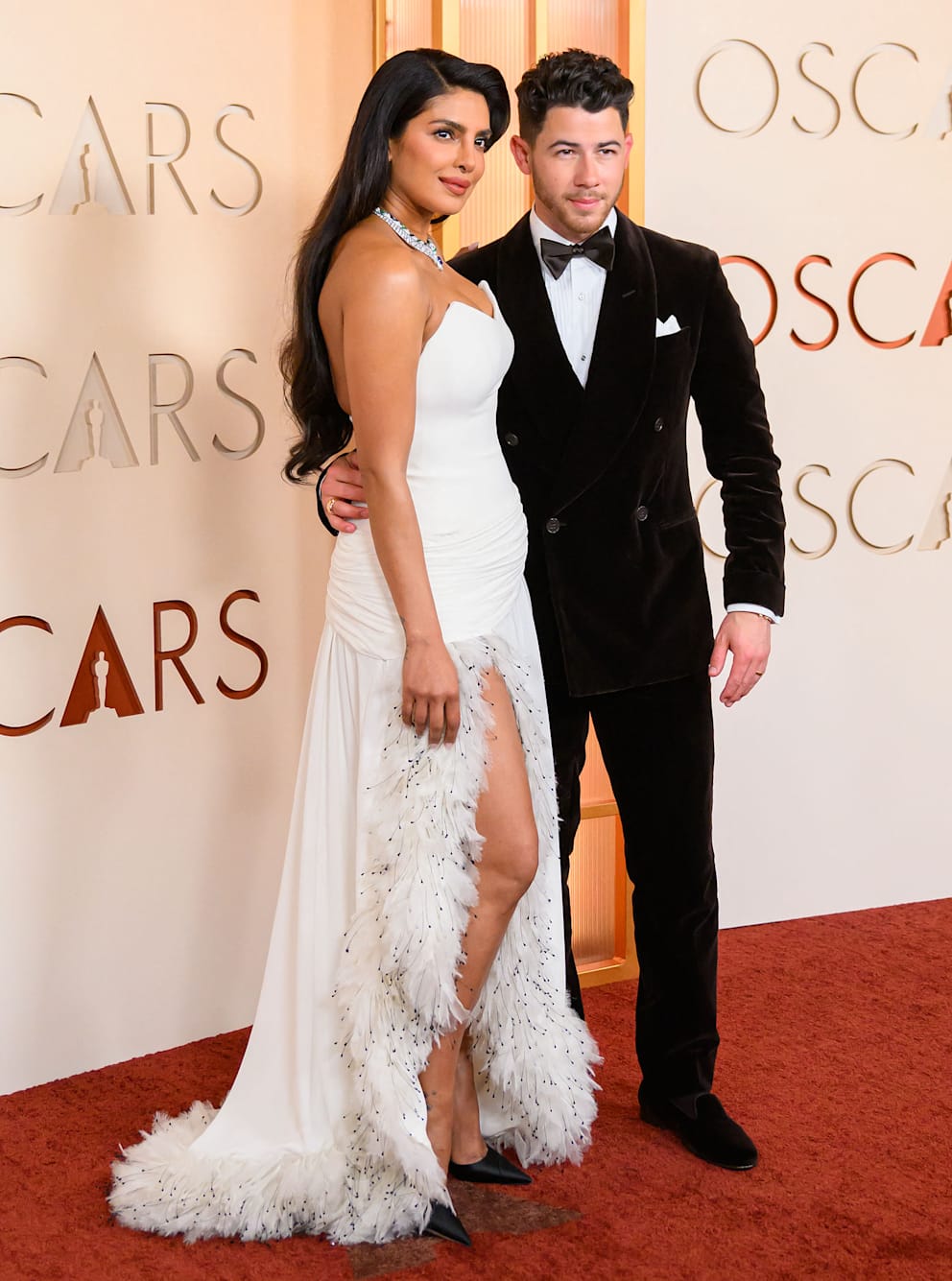 Priyanka Chopra (43, „The Bluff“) kam in Dior und mit Ehemann, Sänger Nick Jonas (32), zu den Oscars