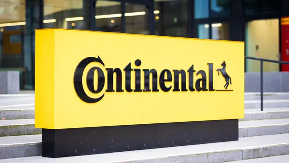 Das Logo der Continental AG vor der Unternehmenszentrale in Hannover. | picture alliance/Moritz Frankenberg Das Logo der Continental AG vor der Unternehmenszentrale in Hannover.