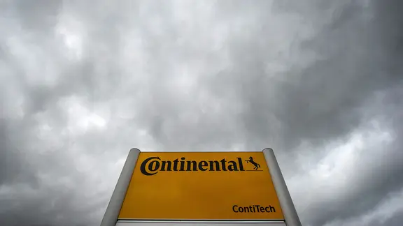 Der Schriftzug "Continental" auf einem Schild am Haupteingang des Continental Unternehmens ContiTech in Northeim. | picture alliance / dpa | Ole Spata, Ole Spata Der Schriftzug "Continental" auf einem Schild am Haupteingang des Continental Unternehmens ContiTech in Northeim.