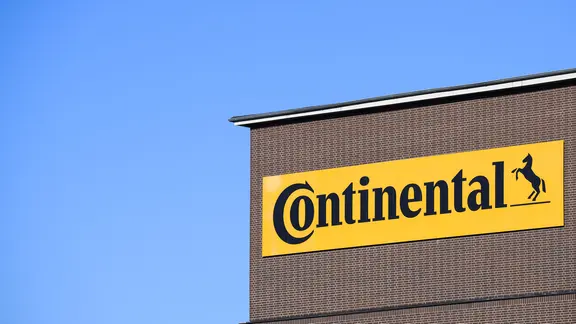Ein großes Logo hängt an der Konzernzentrale der Continental AG. | picture alliance/ dpa, Julian Stratenschulte Ein großes Logo hängt an der Konzernzentrale der Continental AG.