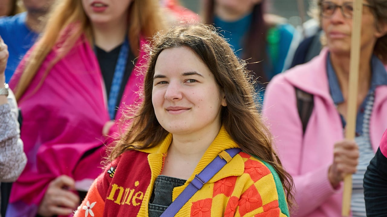 Klima-Aktivistin meldete Demo für Collien Fernandes in Berlin an | Regional