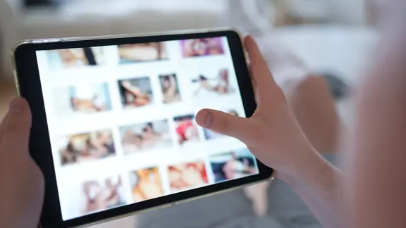 Eine eine Porno-Internetseite auf einem Tablet | picture alliance/dpa | Marcus Brandt Eine eine Porno-Internetseite auf einem Tablet