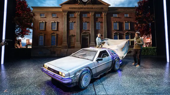 Ein DeLorean steht auf der Bühne | Ulrich Perrey/dpa Ein DeLorean steht auf der Bühne