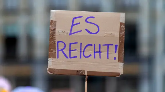 Es gehe bei der Demonstration in Lübeck auch darum, gesellschaftlichen Druck aufzubauen, sagte ein Organisator. | picture alliance / Geisler-Fotopress Ein Plakat bei einer Demonstration mit der Aufschrift "Es reicht!"