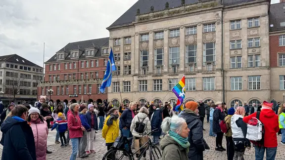 Bereits vergangenen Samstag haben rund 300 Menschen mit Tanz und Musik in Kiel ein Zeichen gegen sexualisierte Gewalt gesetzt. | NDR / Anke Rösler Menschen demonstrieren auf dem Kieler Rathausplatz.