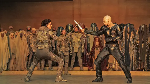 Timothée Chalamet als Paul Atreides (l.) und Austin Butler alsFey-Rautha Harkonnen duelliren sich mit Dolchen vor vielen Zeugen im Film "Dune Part two"