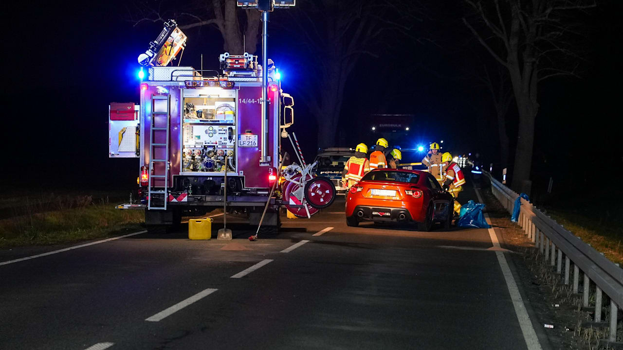 Unfall in Brandenburg: Fußgänger auf Bundesstraße von 2 Autos erfasst – tot | Regional