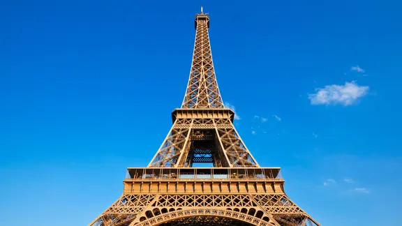 Der Eiffelturm in Paris bei blauem Himmel.