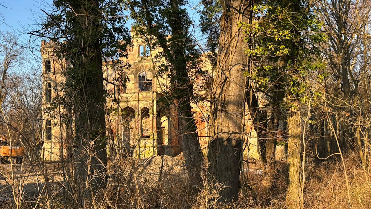 Geheimtipp für Lost-Place-Fans: Architekt rettet vergessenes Dornröschenschloss | Regional