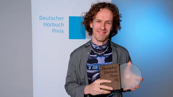 Florian Fischer präsentiert den Hörbuchpreis 2025
