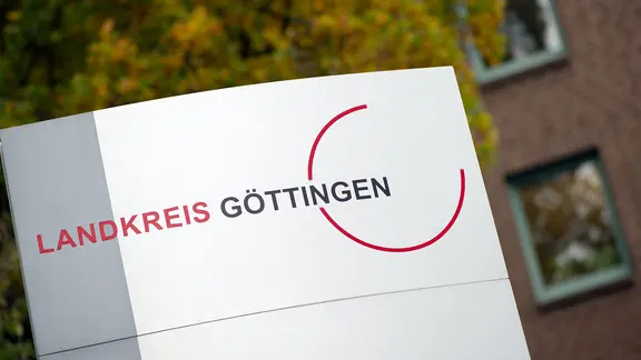Das Logo vom Landkreis Göttingen vor dem Kreishaus in Göttingen