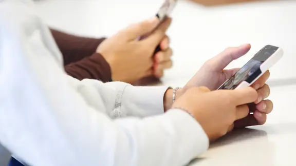 Schülerinnen mit einem Smartphone im Unterricht. | picture alliance/dpa, Roland Weihrauch Schülerinnen mit einem Smartphone im Unterricht.