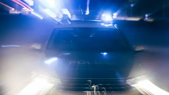 Polizeiwagen als Themenbild. Auto ohne Kennzeichen flieht vor Kontrolle. | Julius Matuschik Polizeiwagen als Themenbild. Auto ohne Kennzeichen flieht vor Kontrolle.