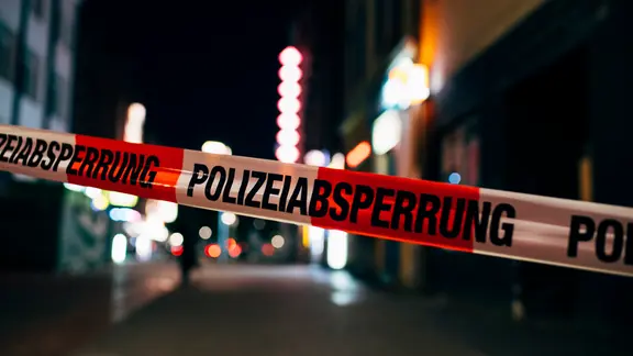 Ein Flatterband der Polizei nachts. | Julius Matuschik Ein Flatterband der Polizei nachts.