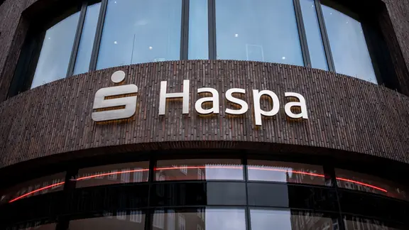 Auf einer Hausfassade steht das Logo "Haspa" der Hamburger Sparkasse. | picture alliance / xim.gs Auf einer Hausfassade steht das Logo "Haspa" der Hamburger Sparkasse.