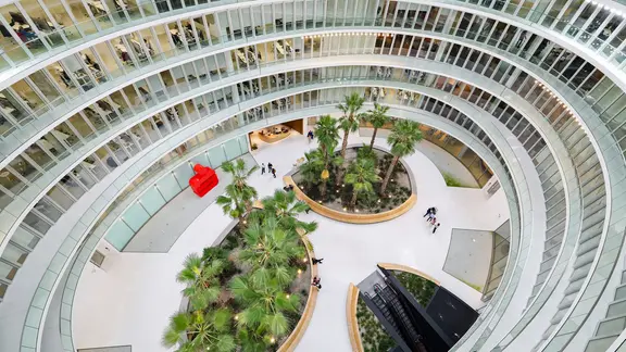Blick auf den Innenhof der Hamburger Sparkasse Haspa in der neuen Filiale im Deutschlandhaus. | picture alliance/dpa, Ulrich Perrey Blick auf den Innenhof der Hamburger Sparkasse Haspa in der neuen Filiale im Deutschlandhaus.