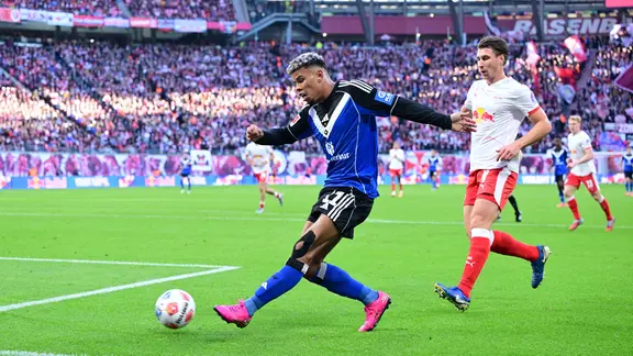 Stürmer Ransford-Yeboah Königsdörffer (l.) vom HSV im Auswärtsspiel bei RB Leipzig beim Schuss 